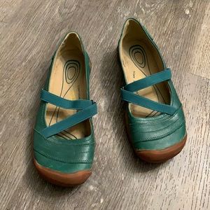 KEEN shoes size 6.5  color green